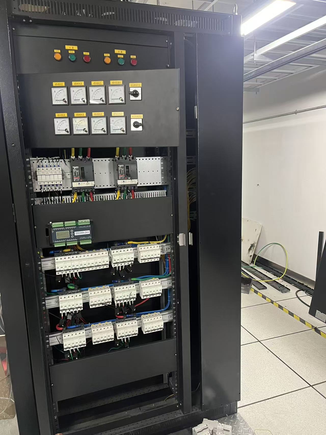 Power distribution cabinet in energy facility