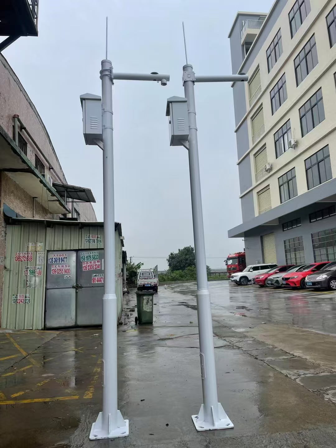 Single-arm monitoring pole